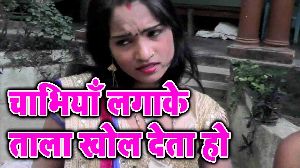 Chabhiya Lagake Tala Khol Deta Ho